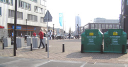 Albert Heijnplein. Nu een rommeltje met fietsrekken, afvalbakken en paaltjes. Straks sport- en spelplein? 